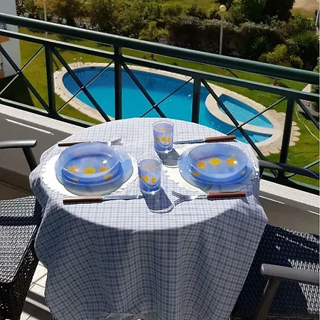 Quiet Overlooking The Swimming Pool Apartment